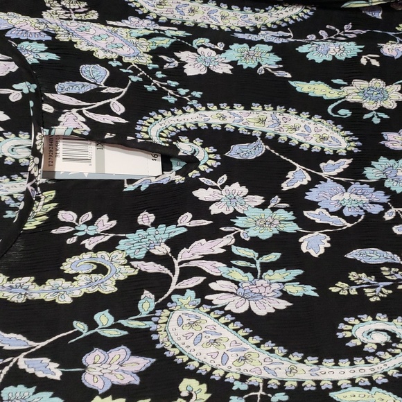 Floral & Ivy Brand Tunic Blouse With A Paisley Print & Bell Sleeves. Size: 1X - Picture 10 of 10